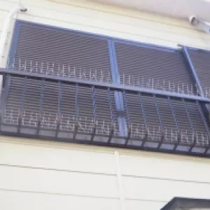 横浜市中区 Ｙ 様邸　ハト被害対策施工のサムネイル